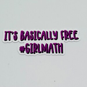 Puede incluir: Pegatina morada con el texto "It's basically free #Girlmath" en una fuente en negrita y manuscrita.