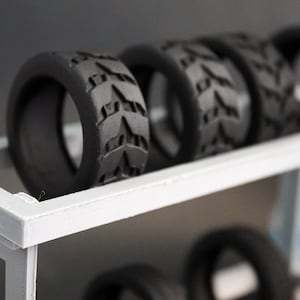 1:18 Tire Storage Rack with rigid prop tires