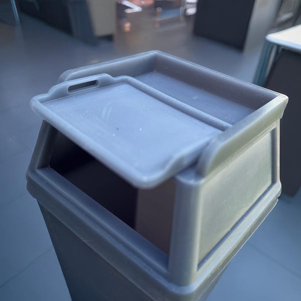 Contenedor de basura de resina a escala 1:6 con bandeja - Accesorio para diorama