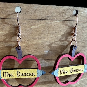 Handmade teacher appreciation earrings personalized with name, fun earrings as a thank you, Apple shaped dangle earrings, back to school