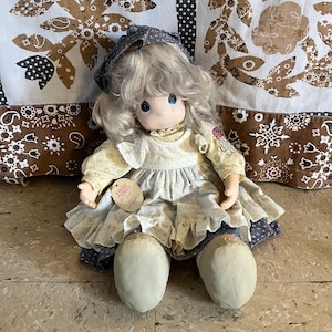 Grey Blonde Baby Girl Dolls With Her Kid Cute Blue Floral Dress Doll Vintage Precious Moments Collection 16&quot; Kathy and Donnie 1994 (2 Dolls)
