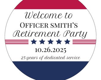 Könnte beinhalten: Ein kreisförmiges Design mit rotem und blauem Rand, mit dem Text "Welcome to OFFICER SMITH'S Retirement Party" und "10.26.2025". Enthält fünf Sterne und den Text "25 years of dedicated service".