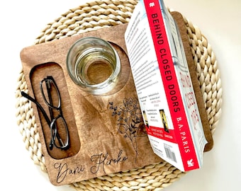 Personalized Wood Book Holder: Engraved Name & Birth Flower