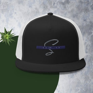 Può includere: Cappellino da camionista nero e bianco con una fascia blu navy e una lettera "S" corsiva ricamata in grigio con il testo "Stellar Prints" sulla fascia.