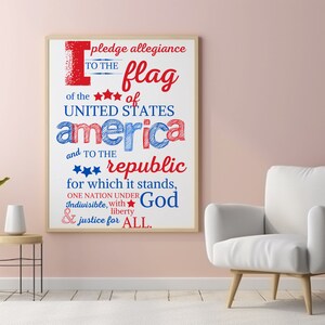 Può includere: Un design di arte da parete stampabile con il giuramento di fedeltà alla bandiera degli Stati Uniti d'America. Il testo è in rosso, bianco e blu con uno stile disegnato a mano.