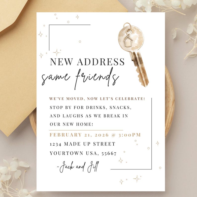K&ouml;nnte beinhalten: Eine Einladungskarte zur Einweihungsparty mit dem Text "NEW ADDRESS same friends". Die Karte zeigt eine Schl&uuml;sselillustration und Details f&uuml;r eine Einweihungsparty, einschlie&szlig;lich Datum, Uhrzeit und Adresse.