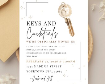 Könnte beinhalten: Eine weiße Einladungskarte zur Einweihungsparty mit dem Text "KEYS AND Cocktails" und einer Schlüsselillustration. Die Karte enthält Datum, Uhrzeit und Adresse der Party. Das Design wird durch kleine sternförmige Akzente ergänzt.