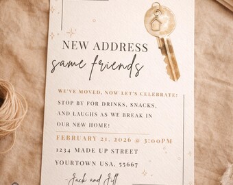 Könnte beinhalten: Eine beige Einladung zur Einweihungsparty mit dem Text "NEW ADDRESS same friends". Die Einladung enthält eine Aquarell-Schlüsselgrafik und Details für eine Einweihungsparty am 21. Februar 2026 um 15:00 Uhr.
