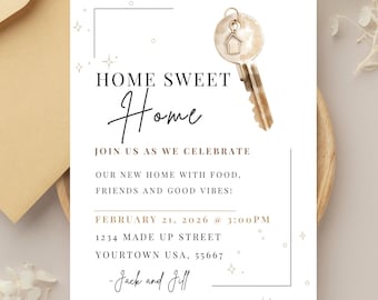 Könnte beinhalten: Eine weiße Einladungskarte mit dem Text "HOME SWEET Home" und einer Aquarellschlüssel-Illustration. Die Karte enthält Eventdetails: Datum, Uhrzeit, Adresse und die Namen "Jack and Jill". Das Design verfügt über goldene Akzente und einen minimalistischen Stil.