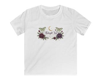 Camiseta infantil navideña con estampado floral oscuro: Rosas y polillas de Midnight Noel Moody