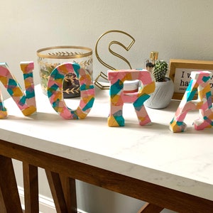 Letras de papel maché decorativas de madera