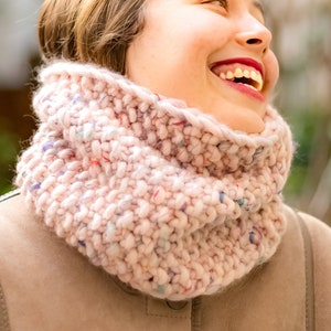 &quot;Mathilde&quot; snood, halswarmer, damessjaal van grof gebreide wol, heideroze