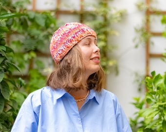 Gorro de mujer de lana merino, jaspeado y de colores, muy suave y calentito. Look retro muy de moda...