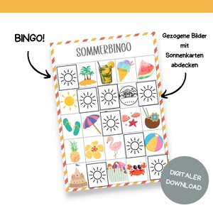 Pu&ograve; includere: Una scheda di bingo estiva stampabile con immagini di un ombrello da spiaggia, infradito, un ananas, una noce di cocco, un fenicottero rosa, una palla da spiaggia, un castello di sabbia, una borsa da spiaggia, un granchio e un sole. Il testo "Sommerbingo" &egrave; in cima alla scheda. Il testo "Gezogene Bilder mit Sonnenkarten abdecken" &egrave; sul lato destro della scheda. Il testo "Digitaler Download" &egrave; in basso a destra della scheda.
