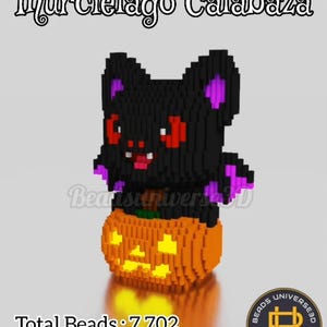 以下が含まれることがあります： 紫色のアクセントと赤い目の黒いコウモリの3Dモデルが、オレンジ色のカボチャの上に座っています。「Murci&eacute;lago Calabaza」と「Total Beads: 7.702」の文字が含まれています。ハロウィーンをテーマにしたデザインです。