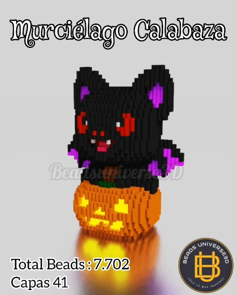 以下が含まれることがあります： 紫色のアクセントと赤い目の黒いコウモリの3Dモデルが、オレンジ色のカボチャの上に座っています。「Murci&eacute;lago Calabaza」と「Total Beads: 7.702」の文字が含まれています。ハロウィーンをテーマにしたデザインです。