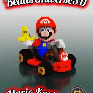 Peut inclure: Un personnage de Mario Kart rouge et bleu en perles, conduisant un kart rouge avec des roues jaunes. Le personnage tient une banane jaune. L'image est intitulée "Beads Universe 3D Mario Kart".