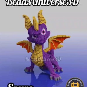 Puede incluir: Un modelo 3D de cuentas del personaje de videojuego Spyro el Dragón, hecho con cuentas moradas y amarillas. El modelo está posado con las alas extendidas y la cabeza inclinada hacia un lado. El fondo es de color azul claro. El texto "Beads Universe 3D" está en la parte superior de la imagen y el texto "Spyro" está en la parte inferior de la imagen.
