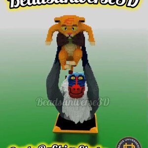 Puede incluir: Escultura de arte de cuentas 3D de Rafiki sosteniendo a Simba de El Rey León. La escultura presenta un Rafiki gris con una cara roja y azul, sosteniendo a un Simba naranja. También se ve el texto "Beadsuniverse3D" y "Busto Rafiki y Simba".