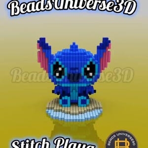 Puede incluir: Una figura de arte de píxeles 3D de Stitch de Lilo & Stitch, construida con bloques azules, rosas y blancos. La figura está sobre una base arenosa. La imagen incluye el texto "Beads Universe 3D" y "Stitch Playa".