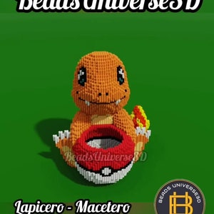 Puede incluir: Personaje Charmander Pokemon en 3D de cuentas naranja, rojo y negro. El personaje es un porta lápices o maceta. El texto "Beads Universe 3D" está en la base del personaje. El texto "Lapicero - Macetero Charmander" está debajo del personaje. Un emoji de llama está al lado del texto.