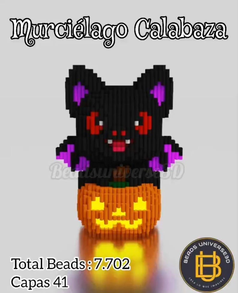 以下が含まれることがあります： 小さなブロックで構成された、紫色のアクセントと赤い目を持つ黒いコウモリが、オレンジ色のカボチャの上に座っています。「Murci&eacute;lago Calabaza」と「Total Beads: 7.702」の文字が含まれています。ハロウィーンをテーマにしたデザインです。