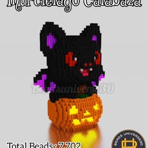 以下が含まれることがあります： 紫色のアクセントが付いた黒いコウモリのフィギュアが、オレンジ色のカボチャの上に座っています。フィギュアは小さな正方形のビーズでできています。「Murci&eacute;lago Calabaza」の文字が上にあります。画像には「Total Beads: 7.702」と「Capas 41」の文字も含まれています。