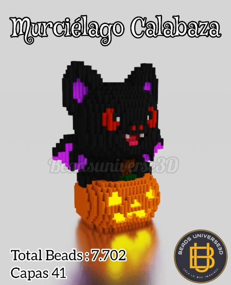 以下が含まれることがあります： 紫色のアクセントが付いた黒いコウモリのフィギュアが、オレンジ色のカボチャの上に座っています。フィギュアは小さな正方形のビーズでできています。「Murci&eacute;lago Calabaza」の文字が上にあります。画像には「Total Beads: 7.702」と「Capas 41」の文字も含まれています。