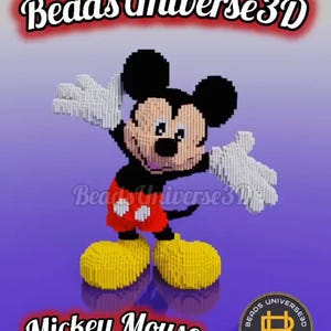 Puede incluir: Un modelo 3D de Mickey Mouse hecho con cuentas de colores. El modelo está de pie con los brazos extendidos y lleva sus característicos pantalones cortos rojos con lunares blancos y zapatos amarillos. El fondo es un degradado morado.
