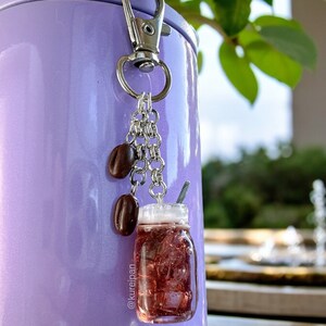 Süßer Miniatur Eiskaffee Schlüsselanhänger mit Kaffeebohnen Anhänger | Miniatur Kaltgebräu mit Kaltschaum - Handgefertigtes Kawaii Accessoire