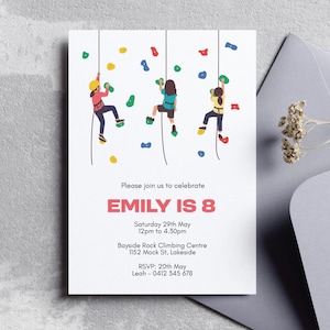 Peut inclure: Carte d'invitation blanche avec trois personnages de dessins animés grimpant sur un mur d'escalade. Le texte "EMILY IS 8" est en rose, avec les détails de l'événement en dessous. Comprend les informations RSVP.