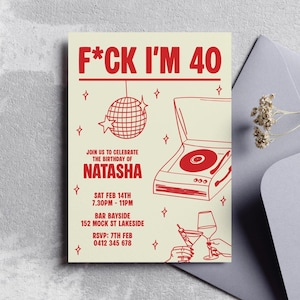 Puede incluir: Invitaci&oacute;n de cumplea&ntilde;os color crema con texto e ilustraciones en rojo. El texto dice "F*CK I'M 40" e invita a los invitados a celebrar el cumplea&ntilde;os de Natasha. Incluye una bola de discoteca, un tocadiscos e ilustraciones de c&oacute;cteles.