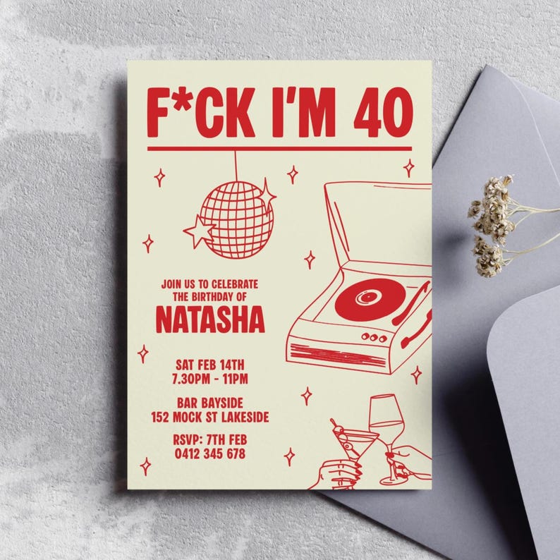 Puede incluir: Invitaci&oacute;n de cumplea&ntilde;os color crema con texto e ilustraciones en rojo. El texto dice "F*CK I'M 40" e invita a los invitados a celebrar el cumplea&ntilde;os de Natasha. Incluye una bola de discoteca, un tocadiscos e ilustraciones de c&oacute;cteles.