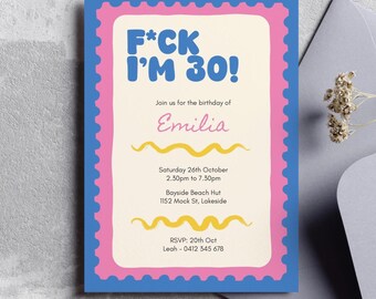 Puede incluir: Una invitación de cumpleaños con un borde azul y un borde interior rosa. El texto "F*CK I'M 30!" está en la parte superior, con el nombre "Emilia" en escritura rosa. Detalles incluyen fecha, hora y lugar.