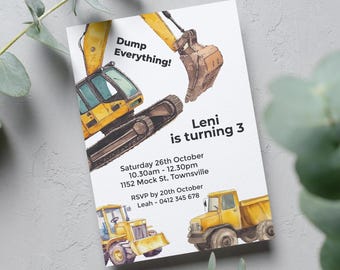 Könnte beinhalten: Eine Geburtstagseinladung mit einer Aquarell-Illustration von Baufahrzeugen. Der Text lautet "Dump Everything! Leni wird 3. Samstag, 26. Oktober 10:30-12:30 Uhr 1152 Mock St, Townsville. RSVP bis zum 20. Oktober Leah - 0412 345 678"