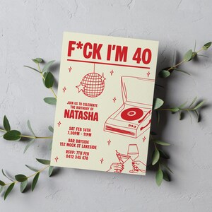 Puede incluir: Una invitaci&oacute;n de cumplea&ntilde;os color crema con texto e ilustraciones en rojo. El texto dice "F*CK I'M 40" e incluye detalles para la fiesta de cumplea&ntilde;os n&uacute;mero 40 de Natasha, incluyendo la fecha, hora y lugar. Tambi&eacute;n se ilustran una bola de discoteca y un tocadiscos.