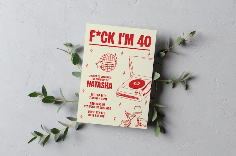 Puede incluir: Una invitaci&oacute;n de cumplea&ntilde;os color crema con texto e ilustraciones en rojo. El texto dice "F*CK I'M 40" e incluye detalles para la fiesta de cumplea&ntilde;os n&uacute;mero 40 de Natasha, incluyendo la fecha, hora y lugar. Tambi&eacute;n se ilustran una bola de discoteca y un tocadiscos.