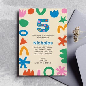 Puede incluir: Una invitación de cumpleaños con un fondo crema y formas abstractas coloridas. El número "5" se muestra prominentemente en azul, con el nombre "Nicholas" y los detalles del evento debajo. La invitación está rodeada de formas naranjas, verdes y rosas.