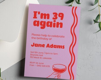 Puede incluir: Invitación a una fiesta de cumpleaños rosa con texto rojo que dice "Tengo 39 años otra vez". La invitación incluye el nombre Jane Adams, la fecha y la hora de la fiesta, y la ubicación. Una copa de vino tinto se muestra en la esquina inferior derecha.