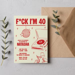 Puede incluir: Una invitaci&oacute;n color crema con texto e ilustraciones en rojo para una fiesta de cumplea&ntilde;os de 40 a&ntilde;os. La invitaci&oacute;n incluye una bola de discoteca, un tocadiscos y el texto "F*CK I'M 40" y "&Uacute;nase a nosotros para celebrar el cumplea&ntilde;os de Natasha."