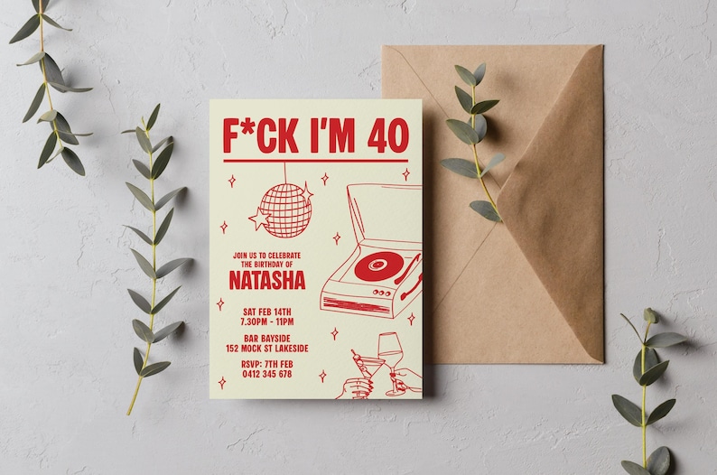 Puede incluir: Una invitaci&oacute;n color crema con texto e ilustraciones en rojo para una fiesta de cumplea&ntilde;os de 40 a&ntilde;os. La invitaci&oacute;n incluye una bola de discoteca, un tocadiscos y el texto "F*CK I'M 40" y "&Uacute;nase a nosotros para celebrar el cumplea&ntilde;os de Natasha."