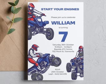 Può includere: Biglietto d'invito bianco con illustrazioni di quad blu e piloti con equipaggiamento rosso e bianco. Il testo recita "START YOUR ENGINES" e invita gli ospiti a celebrare il 7° compleanno di William. Include i dettagli RSVP.