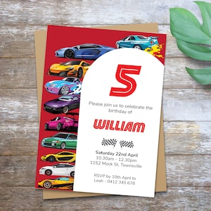 Puede incluir: Una invitación de cumpleaños roja y blanca con un círculo blanco que presenta el número 5 en rojo. El texto "Por favor, únase a nosotros para celebrar el cumpleaños de William" está debajo del número. La invitación también incluye la fecha, la hora y la ubicación de la fiesta, así como la información de RSVP.