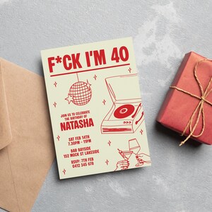 Puede incluir: Una invitaci&oacute;n de cumplea&ntilde;os con el texto "F*CK I'M 40" en rojo, con una bola de discoteca y una ilustraci&oacute;n de tocadiscos. Tambi&eacute;n hay una caja de regalo roja atada con hilo y un sobre marr&oacute;n.