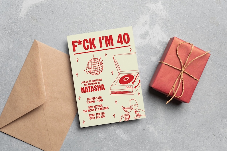 Puede incluir: Una invitaci&oacute;n de cumplea&ntilde;os con el texto "F*CK I'M 40" en rojo, con una bola de discoteca y una ilustraci&oacute;n de tocadiscos. Tambi&eacute;n hay una caja de regalo roja atada con hilo y un sobre marr&oacute;n.