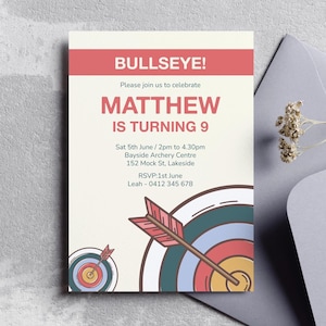 Op de afbeelding: Een rechthoekige verjaardagsuitnodiging met een crèmekleurige achtergrond, voorzien van een rode banner met de tekst BULLSEYE! en de boodschap MATTHEW IS TURNING 9. Het ontwerp bevat twee kleurrijke illustraties van boogschietdoelen met pijlen.