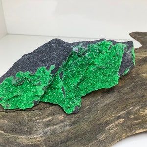 Uvarovite {12} (green garnet)