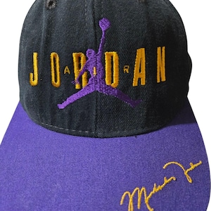 Vintage jaren 90 Nike Michael Jordan snapback hoed gemaakt in de VS paarsgeel afbeelding 1