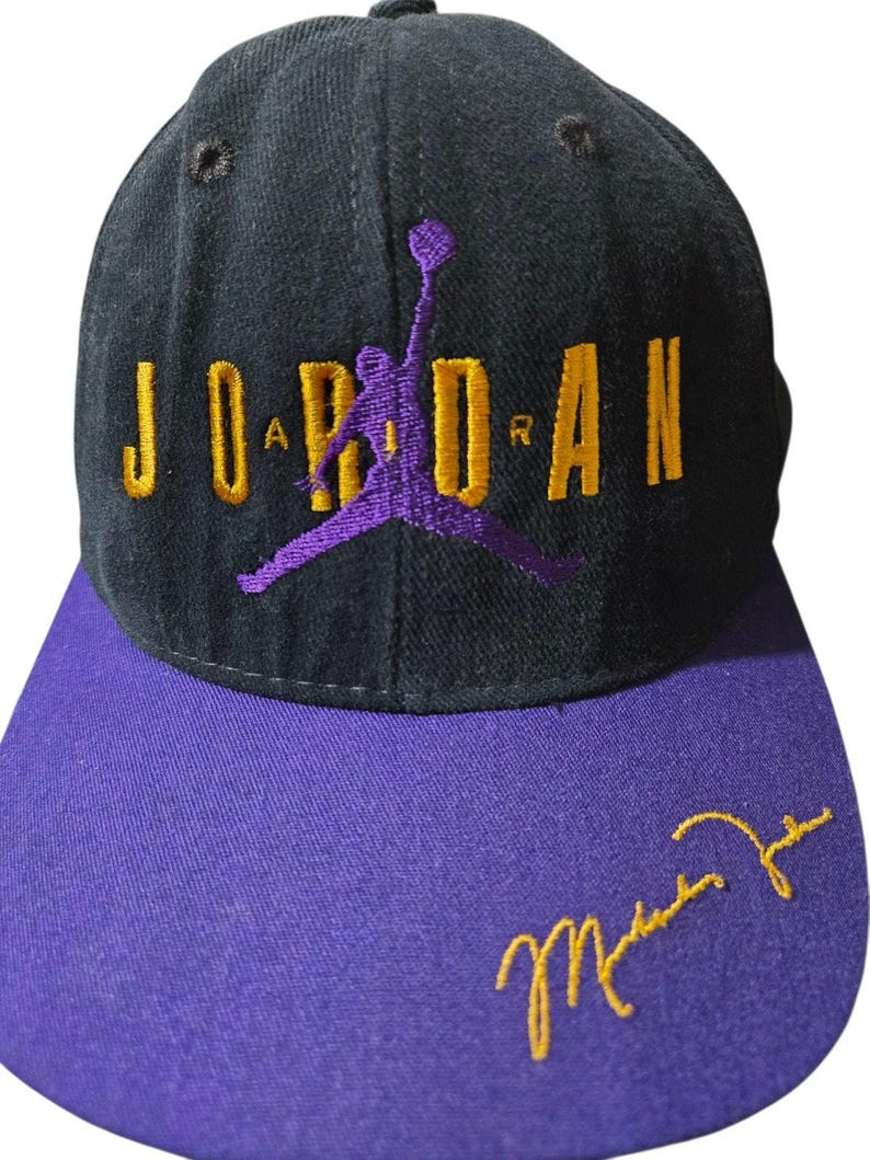 Vintage jaren 90 Nike Michael Jordan snapback hoed gemaakt in de VS paarsgeel afbeelding 1