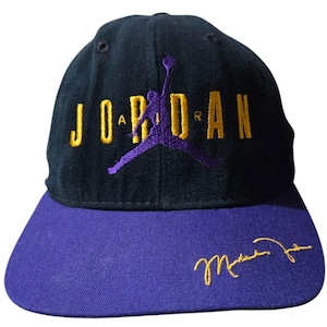 Vintage jaren 90 Nike Michael Jordan snapback hoed gemaakt in de VS paarsgeel afbeelding 2